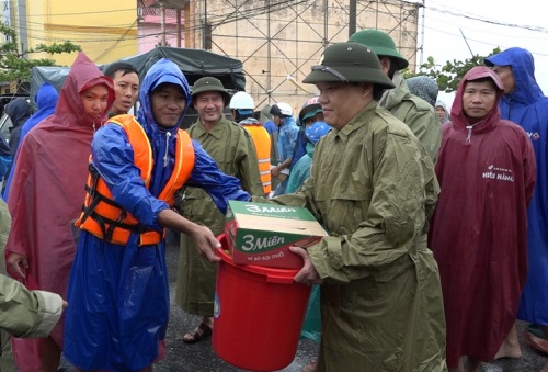Quảng Bình: Công an vượt lũ tiếp tế lương thực cho người dân vùng lũ
